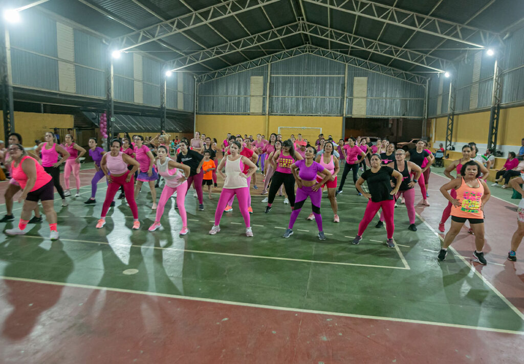Mais de 300 pessoas participam de aulão de dança do Outubro Rosa em Catalão