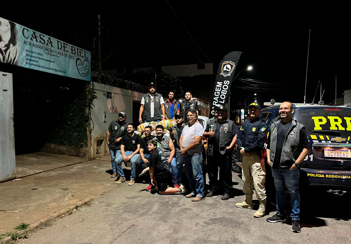 PRF entrega cestas básicas arrecadadas em exposição de carros antigos em Catalão