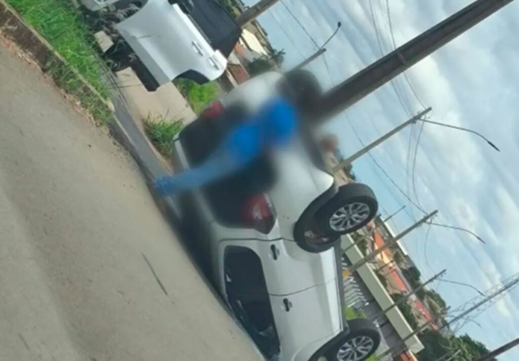 Conversão à esquerda termina em capotamento no meio da rua em Catalão