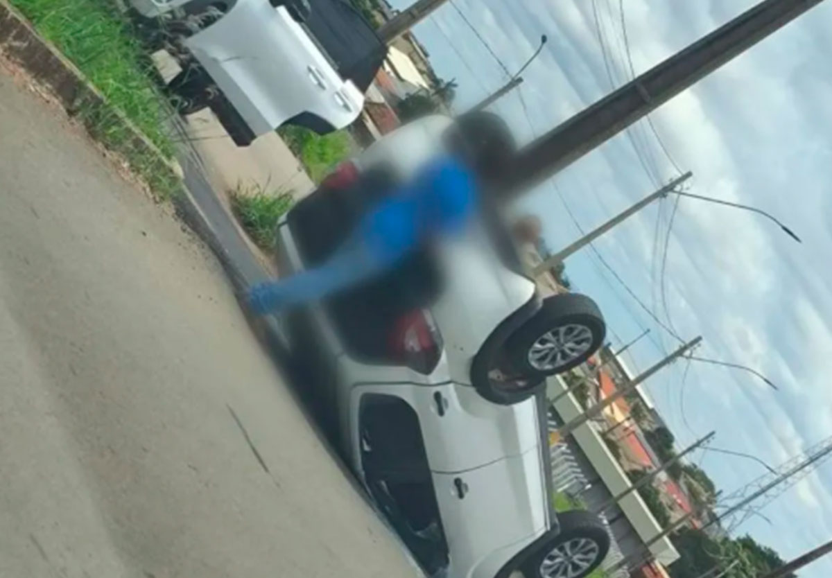 Conversão à esquerda termina em capotamento no meio da rua em Catalão