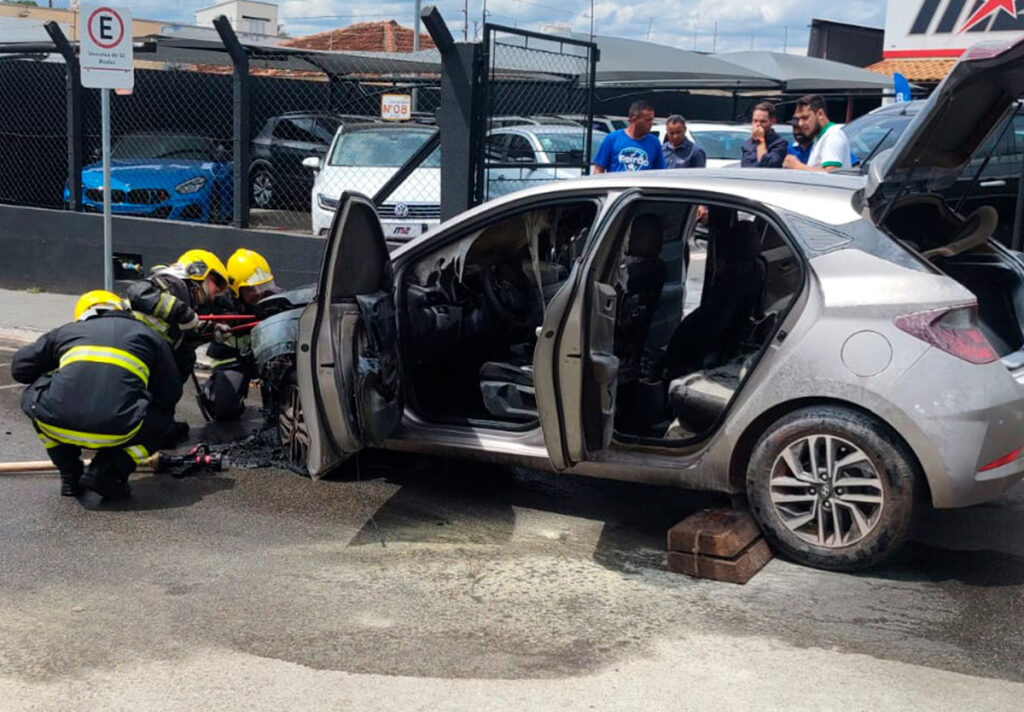 Incêndio destrói parte de HB20 e mobiliza Bombeiros no centro de Catalão