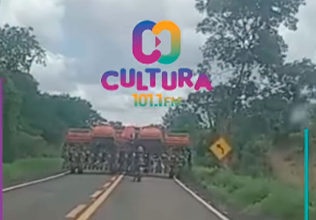 Plantadeira toma a pista da GO-210; será que é permitido?