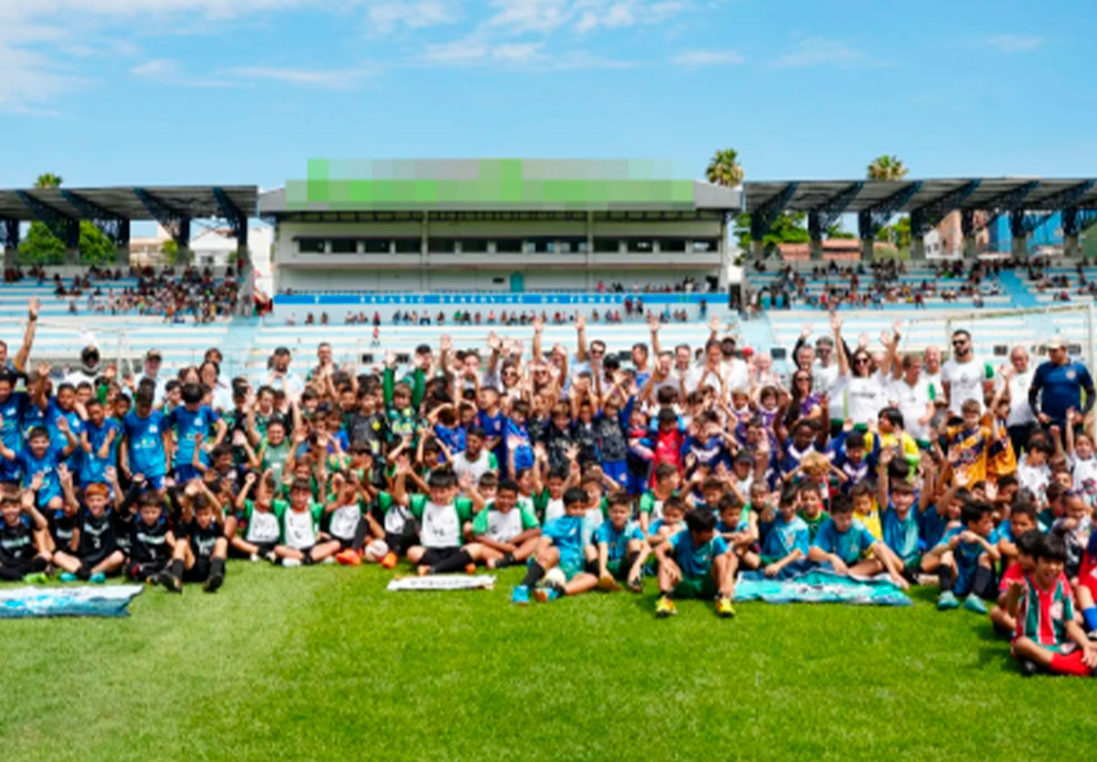 Estádio vira arena gigante com 5 campos e centenas de atletas mirins