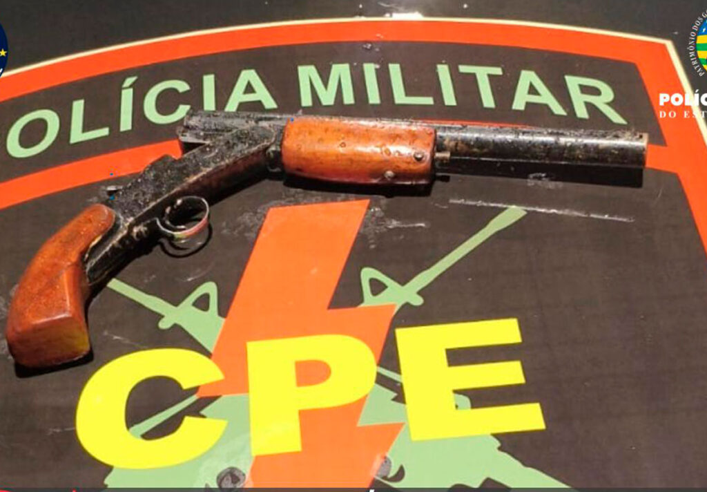 Foragidos por crime brutal são presos com arma calibre 12 em operação em Ouvidor