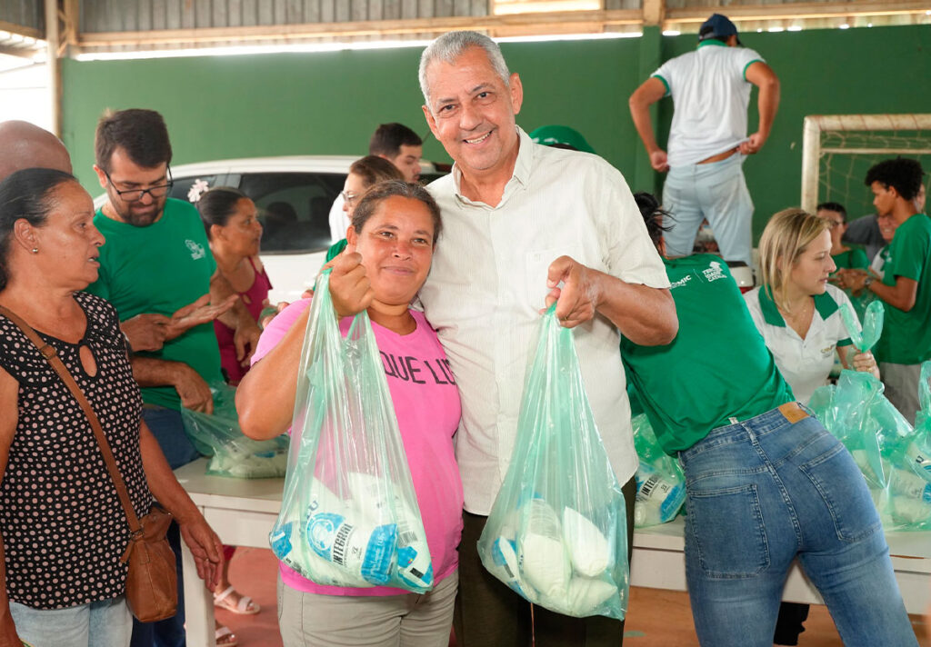 Catalão entrega leite gratuito para 500 famílias