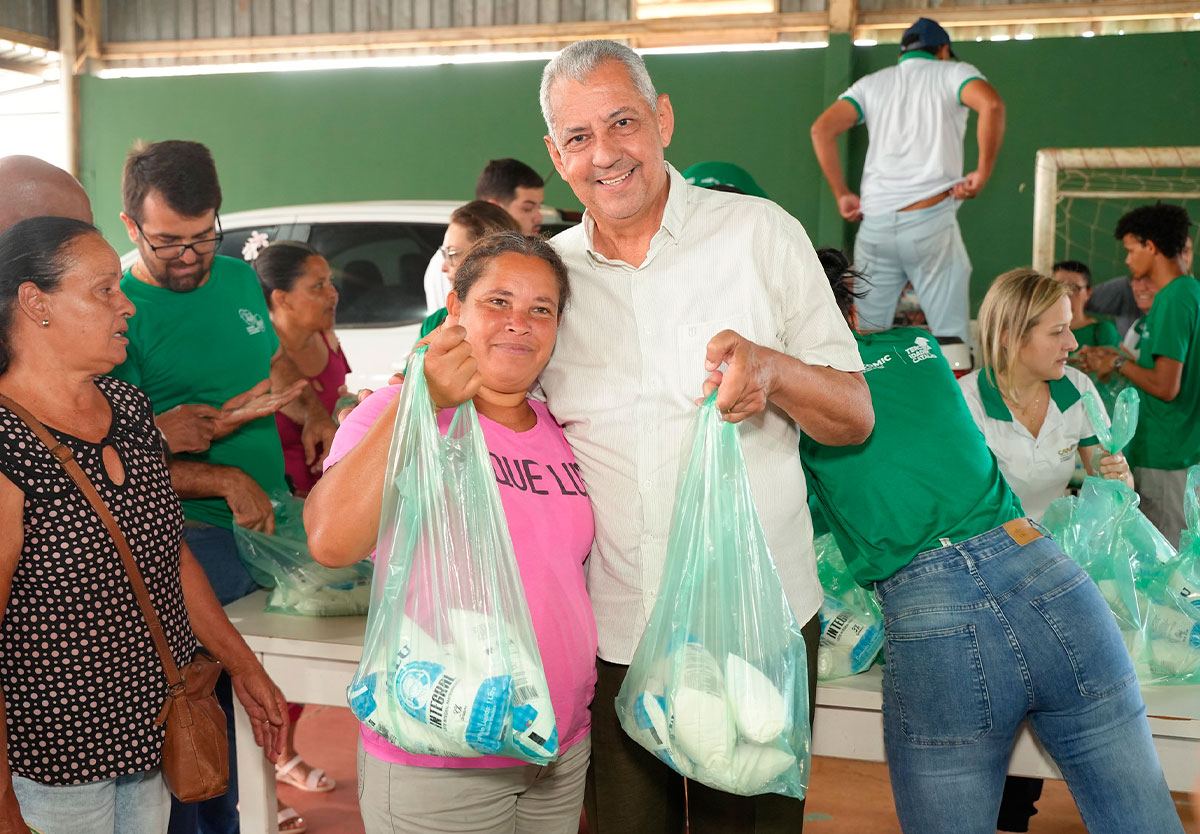 Catalão entrega leite gratuito para 500 famílias