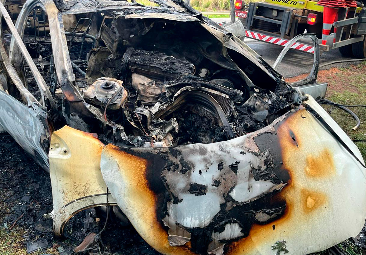 Fogo e desespero: homem é retirado de carro segundos antes de explosão, mas não resiste