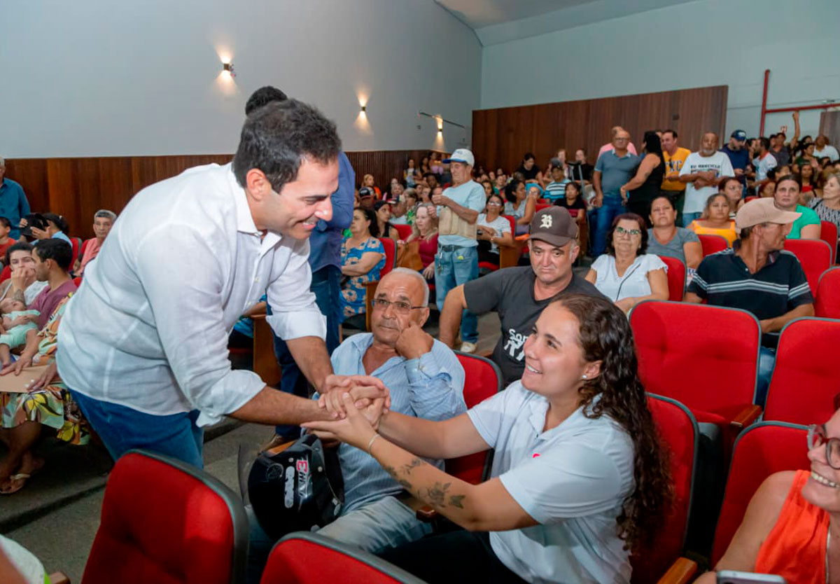 Famílias de Catalão recebem benefícios e novo projeto habitacional é confirmado por Jamil Calife