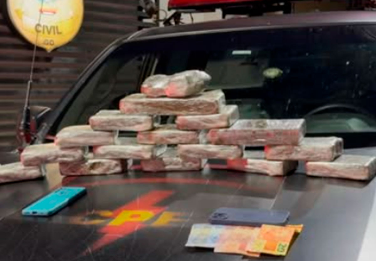 CPE flagra carro suspeito e descobre 16 barras de maconha na GO-330