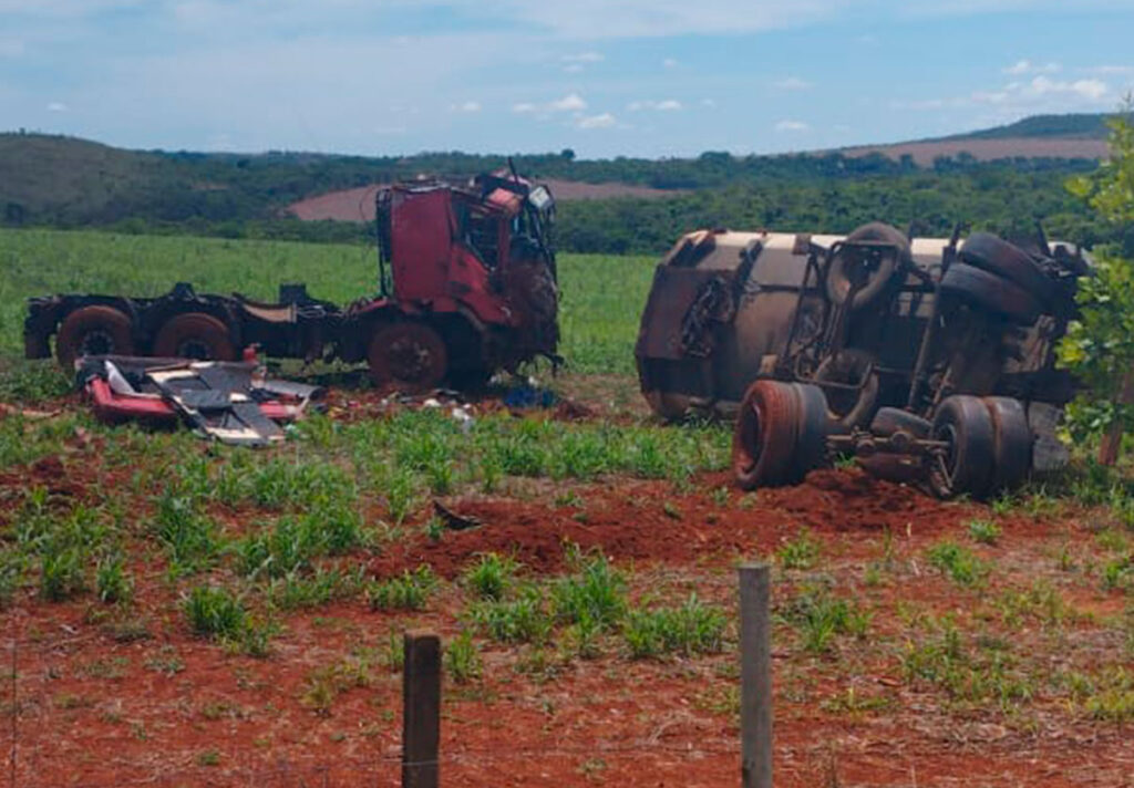 Motorista é arremessado e fica ferido em capotamento de bitrem na BR-050, em Catalão