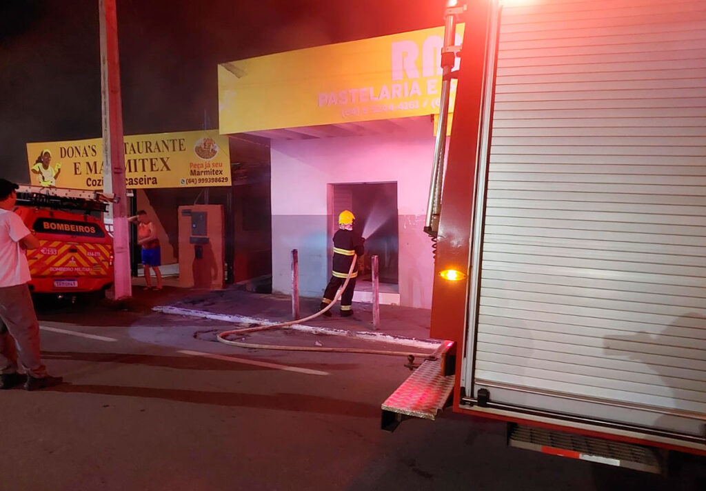 Madrugada de Fogo em Catalão: Pastelaria é consumida pelas chamas